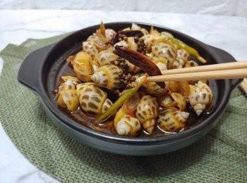 step13: 試味及作最後調味便可盛在煲仔內; 放上炸香了的花椒粒及辣椒乾添香及裝飾