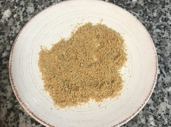 step8: 趁麻糬放涼時，將熟腰果打成粉後拌入棕櫚糖或糖，倒入盤中；