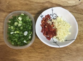 step4: 煎排骨時將蒜頭拍扁去皮切末；辣椒去籽切小丁；