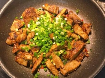 step8: 炒勻後放入大量蔥花拌炒出香味即可裝盤上菜！