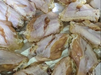 step2: <a href="https://bit.ly/3zHU5V3" target="_blank" data-keyword="雞翼" class="guide-link"><strong>雞翼</strong></a> <span style="display:inline-block;vertical-align:middle;margin-top:-3px;color:initial;border-radius:3px;padding:2px 3px;font-size:12px;line-height:14px;background:#87d300;color:#fff;">即買</span> 醃料因個人口味：鹽一茶匙，砂糖一湯匙，雞粉一茶匙一同撈勻，加入美極醬油一湯匙，生粉一湯匙，生油適量一同撈勻，加入一茶匙蒜蓉撈勻，放入雪櫃1小時取出加入一湯匙米酒撈勻