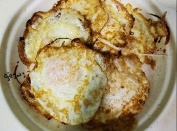 step1: 雞蛋煎成荷包蛋備用，因個人份量多少都可以