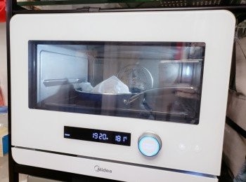 step3: 預備一個可以入得焗爐既煎pan或焗盤， 舖上牛油紙，係牛油紙上掃上小小油