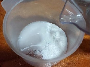 step4: 用少少水將泡打粉開溶