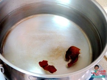 step7: 煲內放約3L水，然後隨水加入陳皮~