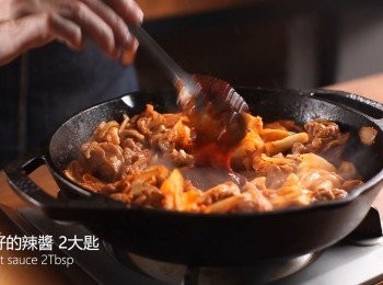 step3: 接著加入豬肉炒香後，加入步驟1的<span class="group_2">醬料</span>兩大匙。