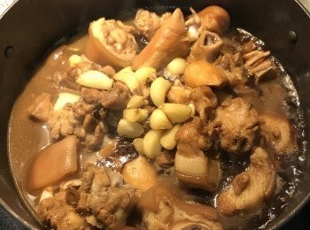 step13: 加入少許水並大火讓醬汁再次煮滾；（水不用多到淹過所有<span class="group_1">食材</span>喔～）