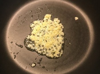 step11: 炒鍋燒熱放少許油炒香蒜末；