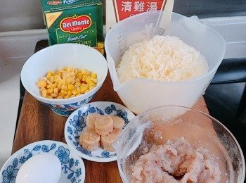 step1: 預備材料: 雪耳浸泡約2小時，期間換水2次，發至發大軟身之後剪走底部深色部分及較硬身部分，再剪碎 ; 瑤柱洗淨浸水，水要浸過所有瑤柱，浸泡一個小時以上，將整碗連水拿去隔水蒸煮四十五分鐘以上，蒸好放涼(水可保留加進湯羮內)。雞腿肉用攪拌機攪碎後加適量的蠔油、胡椒粉及油調味。（如沒攪拌機，可用刀剁碎）; 雞蛋拂勻備用;