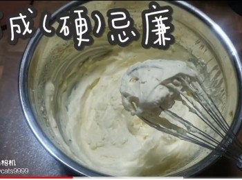 step6: 打成硬忌廉(忌廉一定要夠硬身，否則包不到)