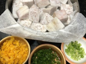 step1: 預備功夫：
。芋頭去皮洗淨切大粒或者條。
。青蔥切粒（蔥白粒與綠色蔥粒分開放）。