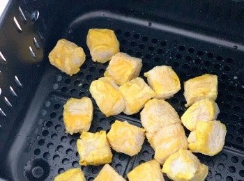 step4: 燒賣不需解凍，將急凍燒賣沾上炸完避風塘蒜酥的油，加入適量的鹽和白胡椒。