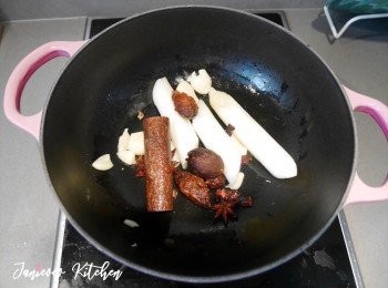 step2: 蒜拍扁，下油開鍋，加姜片，蔥，花椒，八角，草果，桂皮煸香。