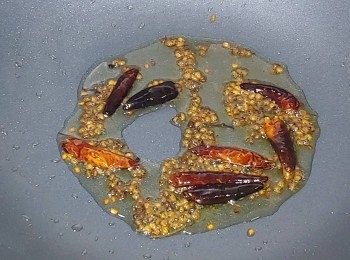 step7: 下2湯匙油； 炸香花椒粒及辣椒乾成麻香花椒油; 
    *全程用慢火， 不要炸焦