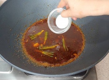 step10: 贊進水份及花雕酒， 再下蠔油、生抽及砂糖調味