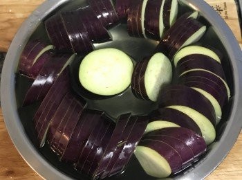 step4: 切好的茄子泡在加了鹽和白醋的水裡泡，防止氧化變黑。