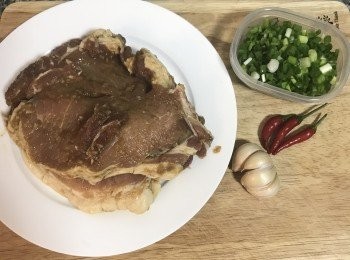 step1: 排骨洗淨後擦乾，用打肉棍拍鬆，與<span class="group_2">醃料</span>混勻，冷藏醃漬過夜；蔥洗清擦乾後切花；