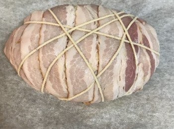 step13: 烤箱預熱到220度。
並用棉繩將培根馬玲薯纏綁好，並擺在鋪了烘烤紙的烤盤上；