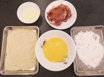 step2: 豬扒從雪藏取出回室溫，用廚紙索走多餘醬汁，準備<span class="group_2">吉列材料</span>，預熱空氣炸鍋200度3分鐘