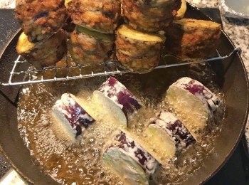 step9: 再下沾好粉的茄子鑲肉，把鑲肉的那面下油鍋炸到香酥後，再放平繼續炸到酥香後，起鍋瀝油，食用時撒上胡椒鹽即可。