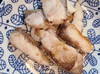 step4: 放回已煎好的油甘魚片於鍋中再煮2－3分鐘便可享用。