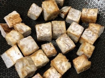 step3: 先將切好的芋頭隔水蒸熟，然後用油煎至金黃色。