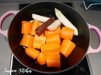 step3: 加蘿蔔炒香，然後加入豬手及水，水位至覆蓋豬手，用大火煮滾。
