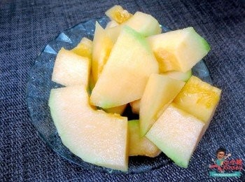 step6: 哈密瓜去皮去核之後切塊，切嘅時候最好就切大件啲~