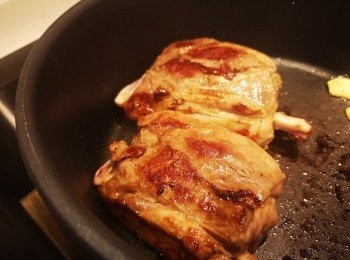 step2: 爆香薑片，再煎封豬仔脾表面，盛起備用。