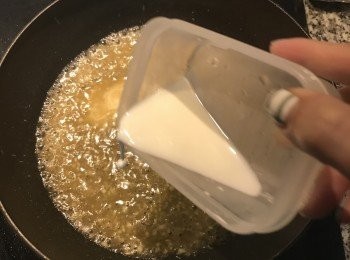 step13: 加入太白粉水勾薄芡；