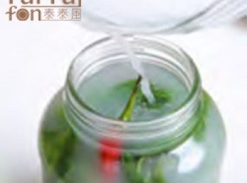 step3: ※<span class="group_3">自製水醃菜</span>：
取乾淨消毒過的空罐，放入風乾的大芥菜和冷卻的米粉水，密封靜置約二∼三週，待其發酵、大芥菜變色即可。

＊夏天室溫高，約3∼5天即可發酵完成。