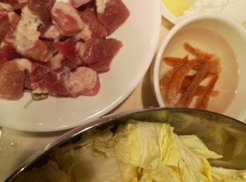 step1: 腩排骨用粗鹽醃過夜，烹調前沖洗鹽份，蝦乾用水浸軟，留蝦乾水備用，菜洗乾淨切件，粉絲浸軟，薑一片。