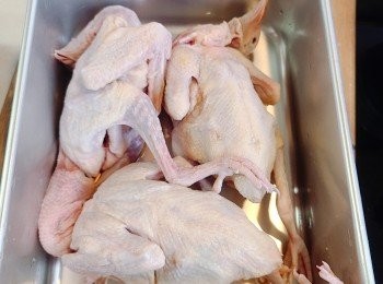 step1: 乳鴿洗淨，清除內臟，剪去腳丫子。