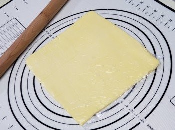 step3: 牛油150g分切成6塊薄片，再用棒按壓成長方片放雪櫃備用