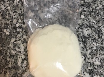 step9: 取夾鏈袋倒入少許油，將麻糬裝進去，不聽搓揉；