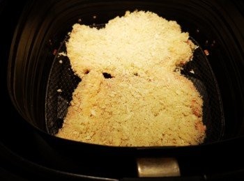 step7: 炸籃網掃上油份，放入吉列豬扒，溫度200度，時間8分鐘，5分鐘打開炸籃，目測麵包糠會否太乾身，有需要時噴上油份，8分鐘目測吉列豬扒效果是否脆面