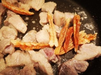 step3: 下蝦乾爆香