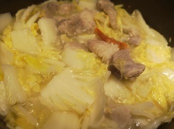 step5: 加入適量的熱水和少許糖，加入粉絲同煮，粉絲入味即完成。