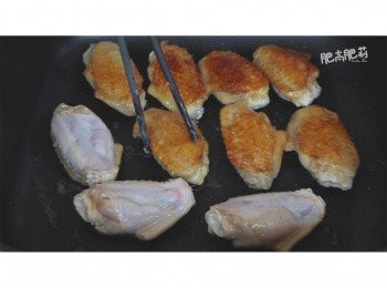 step5: 翻<a href="https://bit.ly/3zHU5V3" target="_blank" data-keyword="雞翼" class="guide-link"><strong>雞翼</strong></a> <span style="display:inline-block;vertical-align:middle;margin-top:-3px;color:initial;border-radius:3px;padding:2px 3px;font-size:12px;line-height:14px;background:#87d300;color:#fff;">即買</span> 另一面再煎3分鐘