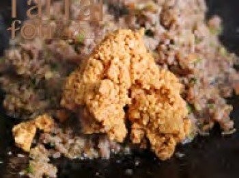 step1: 【<span class="group_1">皮料</span>】西谷米沖淋熱開水，用手抓一抓讓它完全吸水，靜置1小時。
【<span class="group_2">餡料</span>】起油鍋，放入蔥頭、蒜仁、香菜根、蘿蔔乾、蝦乾炒香，加入豬肉炒到肉色變白，加入所有<span class="group_4">調味料</span>翻炒均勻，再加入花生粉炒勻收汁，起鍋冷卻備用。