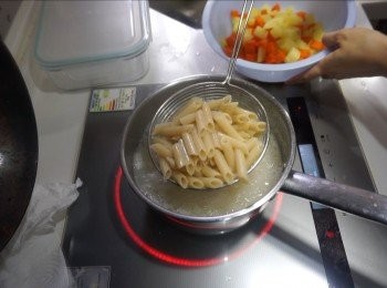 step2: 原鍋水下通心粉先煮熟(大概10分鐘)，瀝水備用