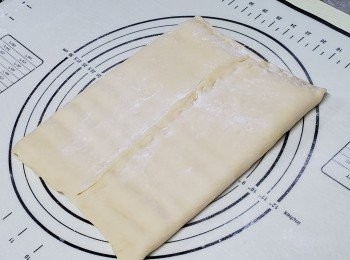 step5: 麵團兩端向中間摺上，摺口按實收口