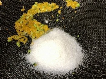 step5: 然後倒入砂糖和滾水，用中火邊煮邊用鑊鏟攪拌。