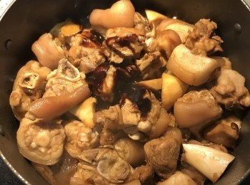 step10: 加入<span class="group_2">調味料</span>拌炒均勻後，最後加入醬油膏拌勻。