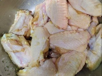 step1: <a href="https://bit.ly/3zHU5V3" target="_blank" data-keyword="雞翼" class="guide-link"><strong>雞翼</strong></a> <span style="display:inline-block;vertical-align:middle;margin-top:-3px;color:initial;border-radius:3px;padding:2px 3px;font-size:12px;line-height:14px;background:#87d300;color:#fff;">即買</span> 買回家用清水清洗，再用鹽浸頭15分鐘，再將血水逼出，再用清水清洗，瀝乾水份備用，蒜頭得成肉備用，辣椒切C備用，鹹蛋黃放入鑊中蒸10分鐘壓成容備用