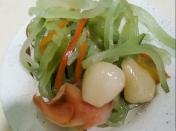 step2: 五柳菜放入鍋中加入三湯匙茄汁，一湯匙白醋，兩湯匙砂糖，三份一茶匙鹽一同撈勻加入適量水份一同煮熱，加入生粉水（調味因個人口味加多少）