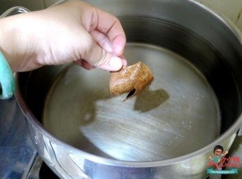 step7: 煲內放約3L水，然後隨水加入陳皮~