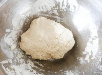 step2: 堆成麵糰，表面比較粗燥，用保鮮膜包好，靜置15分鐘