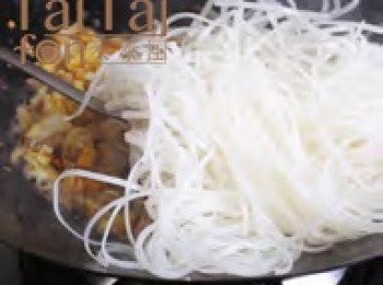 step3: 加入泡軟的粿條和薑黃豆乾翻炒均勻，加水炒到粿條軟化、收汁，倒入調勻的<span class="group_2">調味料</span>調味。