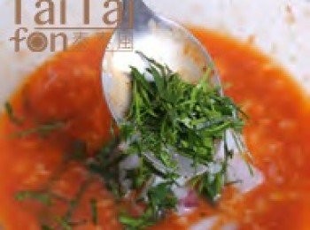 step2: 再加入手指薑、卡菲爾萊姆葉、九層塔、紅辣椒，攪勻，以椰糖、魚露、蠔油調味。